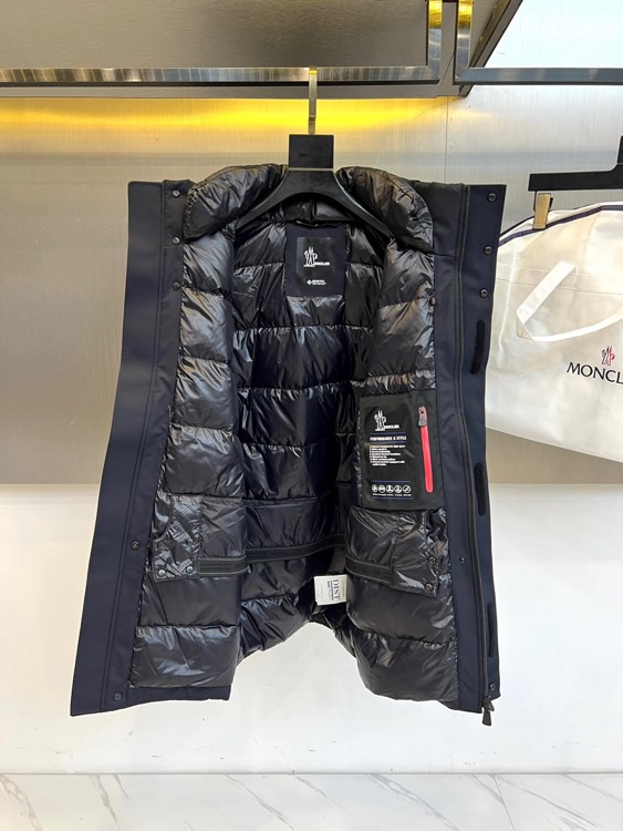 Moncler蒙口（鹅绒）、 2025秋冬新品中长款滑雪服，以温暖醇厚的暖棕色演绎阿尔卑斯山系美学。款式