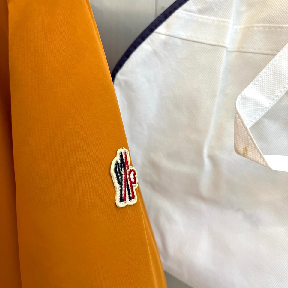 Moncler蒙口（鹅绒）、 2025秋冬新品中长款滑雪服，以温暖醇厚的暖棕色演绎阿尔卑斯山系美学。款式