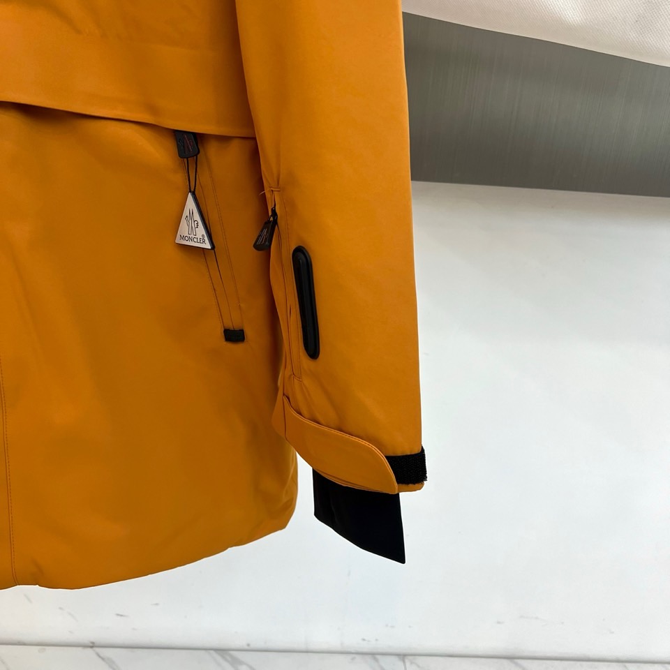 Moncler蒙口（鹅绒）、 2025秋冬新品中长款滑雪服，以温暖醇厚的暖棕色演绎阿尔卑斯山系美学。款式