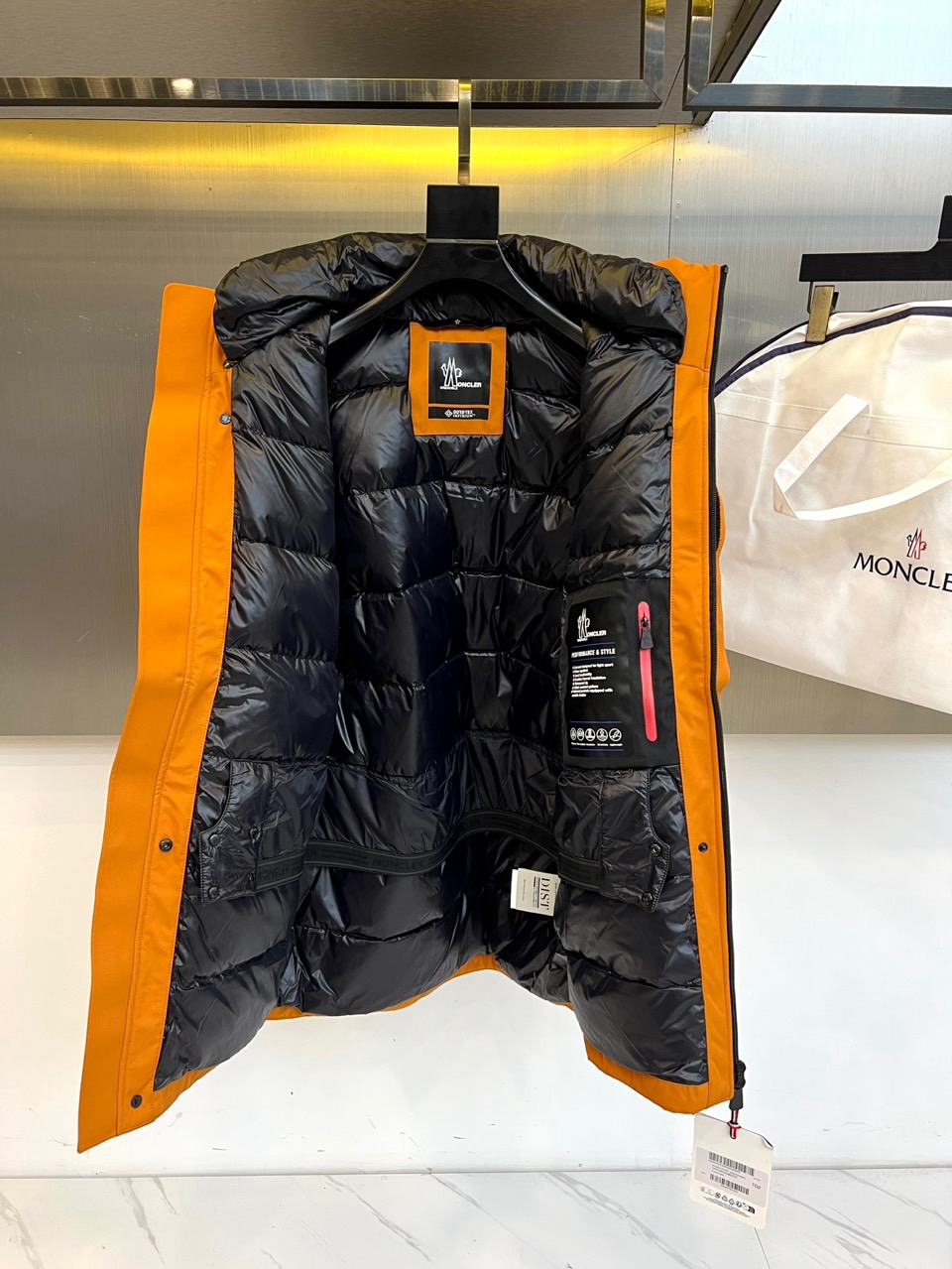 Moncler蒙口（鹅绒）、 2025秋冬新品中长款滑雪服，以温暖醇厚的暖棕色演绎阿尔卑斯山系美学。款式