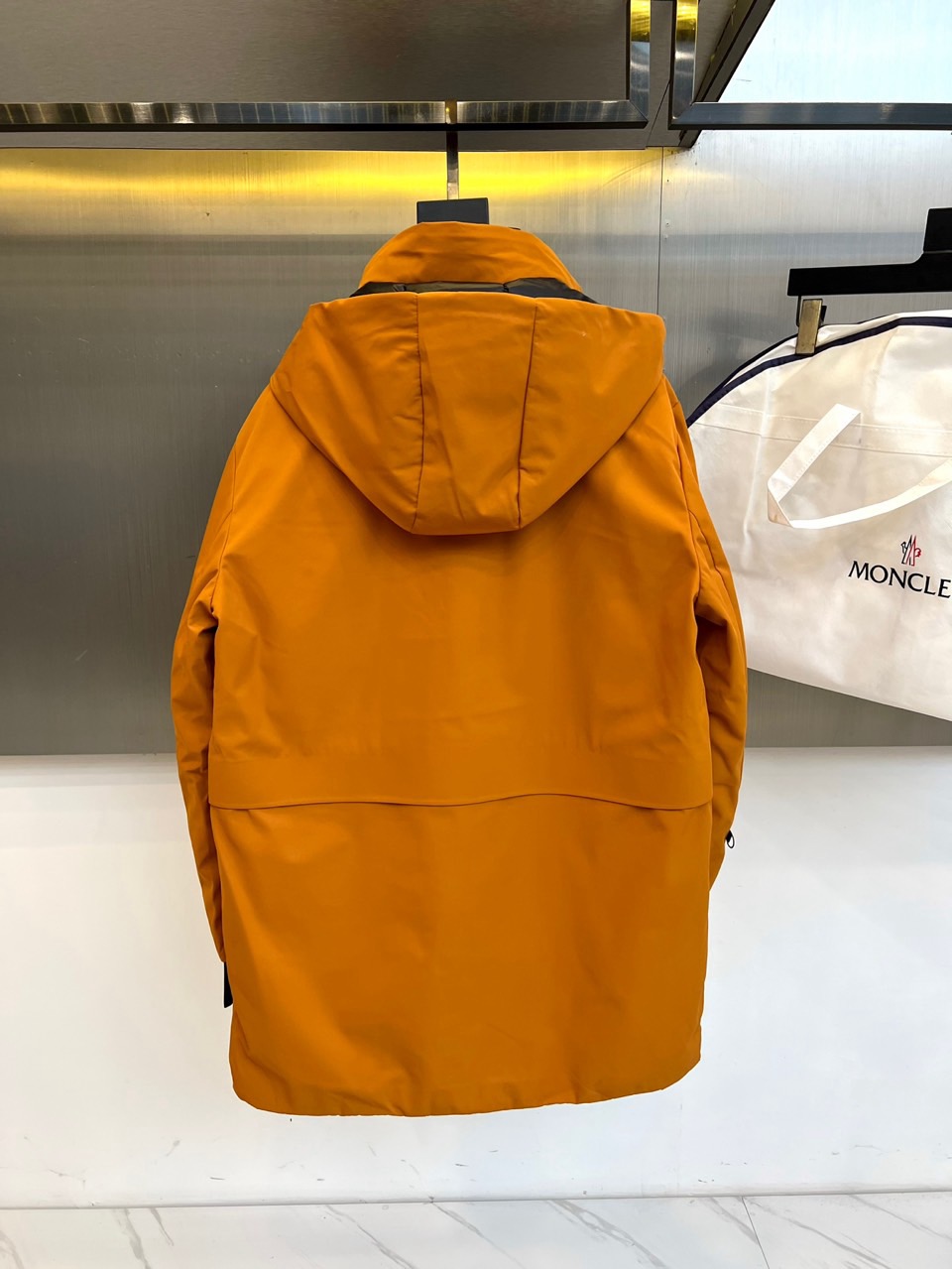 Moncler蒙口（鹅绒）、 2025秋冬新品中长款滑雪服，以温暖醇厚的暖棕色演绎阿尔卑斯山系美学。款式