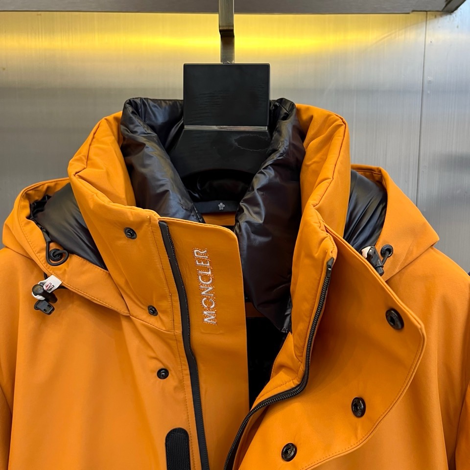 Moncler蒙口（鹅绒）、 2025秋冬新品中长款滑雪服，以温暖醇厚的暖棕色演绎阿尔卑斯山系美学。款式