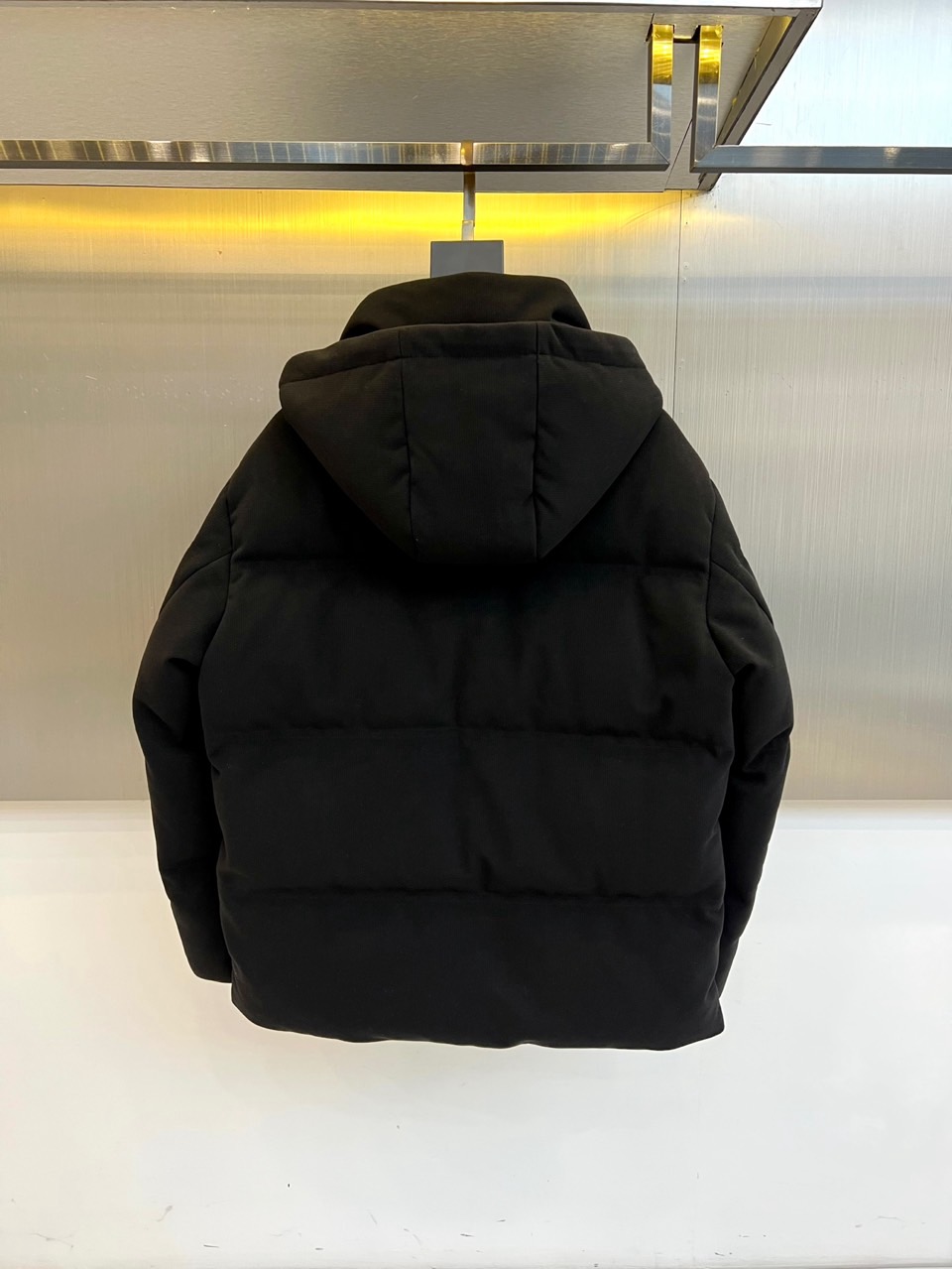 ZEGNA杰尼亚、2025秋冬新品男士羽绒服，款式采用连帽设计搭配可调节抽绳，门襟配置顺滑金属拉链开合系