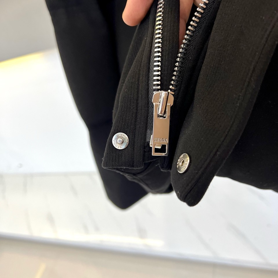 ZEGNA杰尼亚、2025秋冬新品男士羽绒服，款式采用连帽设计搭配可调节抽绳，门襟配置顺滑金属拉链开合系