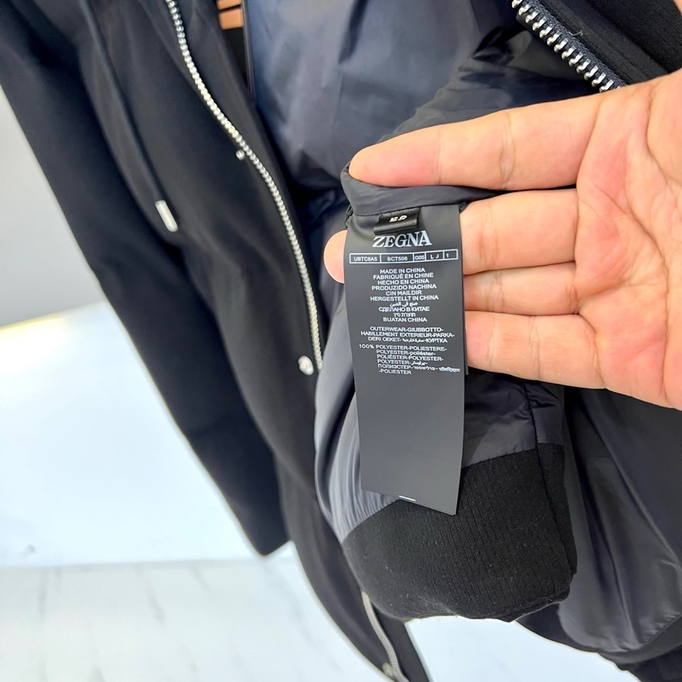 ZEGNA杰尼亚、2025秋冬新品男士羽绒服，款式采用连帽设计搭配可调节抽绳，门襟配置顺滑金属拉链开合系