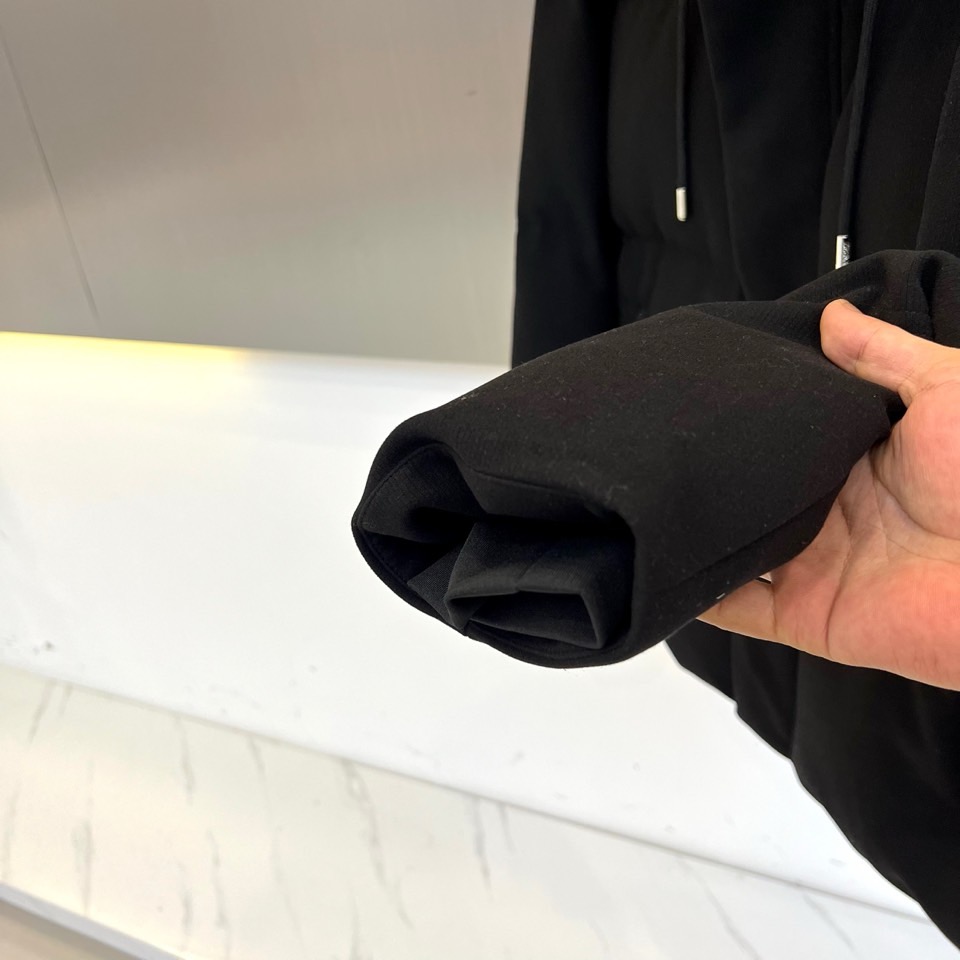 ZEGNA杰尼亚、2025秋冬新品男士羽绒服，款式采用连帽设计搭配可调节抽绳，门襟配置顺滑金属拉链开合系