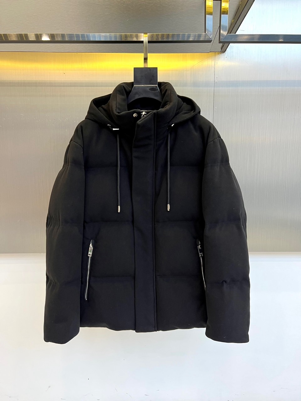 ZEGNA杰尼亚、2025秋冬新品男士羽绒服，款式采用连帽设计搭配可调节抽绳，门襟配置顺滑金属拉链开合系