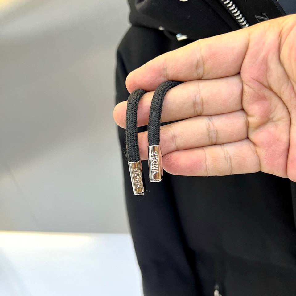 ZEGNA杰尼亚、2025秋冬新品男士羽绒服，款式采用连帽设计搭配可调节抽绳，门襟配置顺滑金属拉链开合系