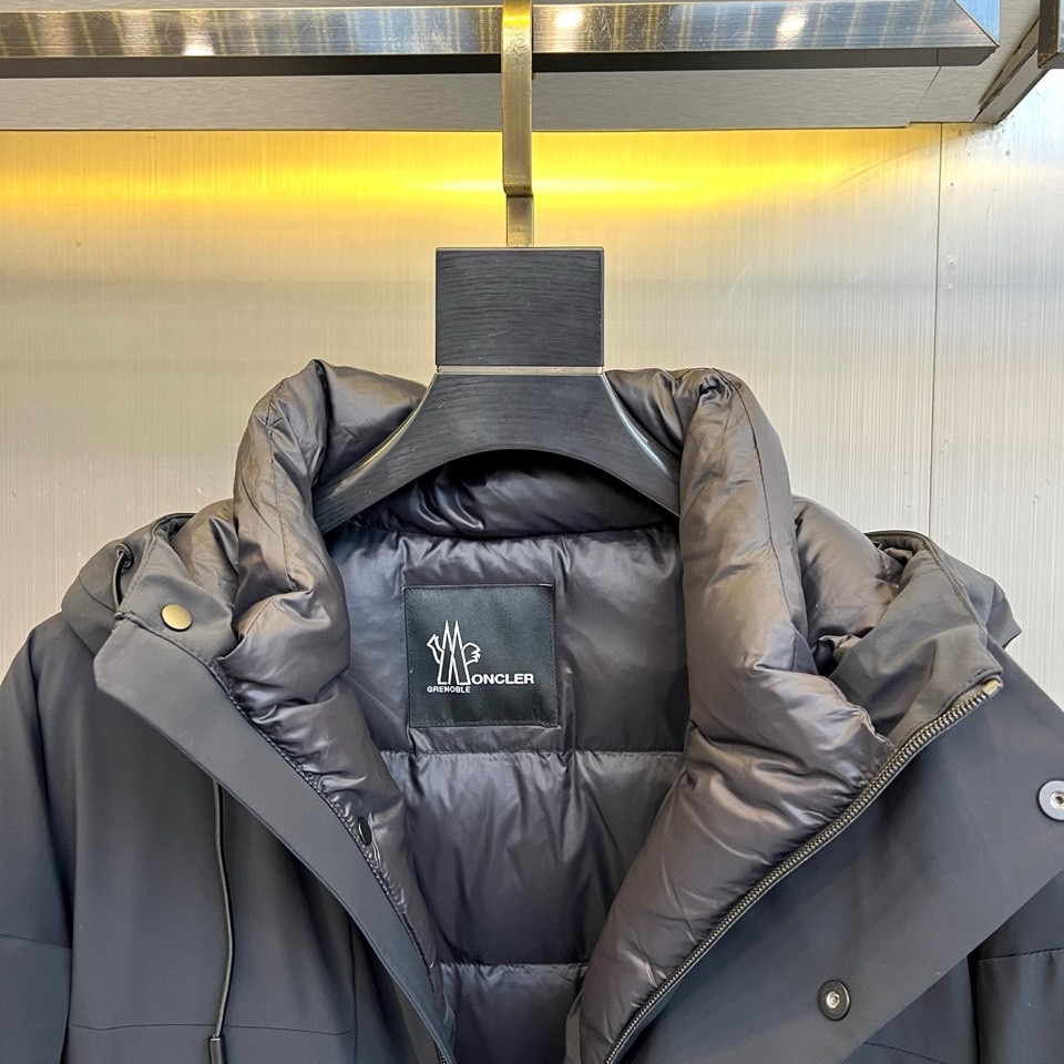 Mon蒙口（纯鹅绒）、2025秋冬新款羽绒服，连帽设计搭配两侧可调节黑色抽绳，兼顾实用功能与流畅轮廓。衣