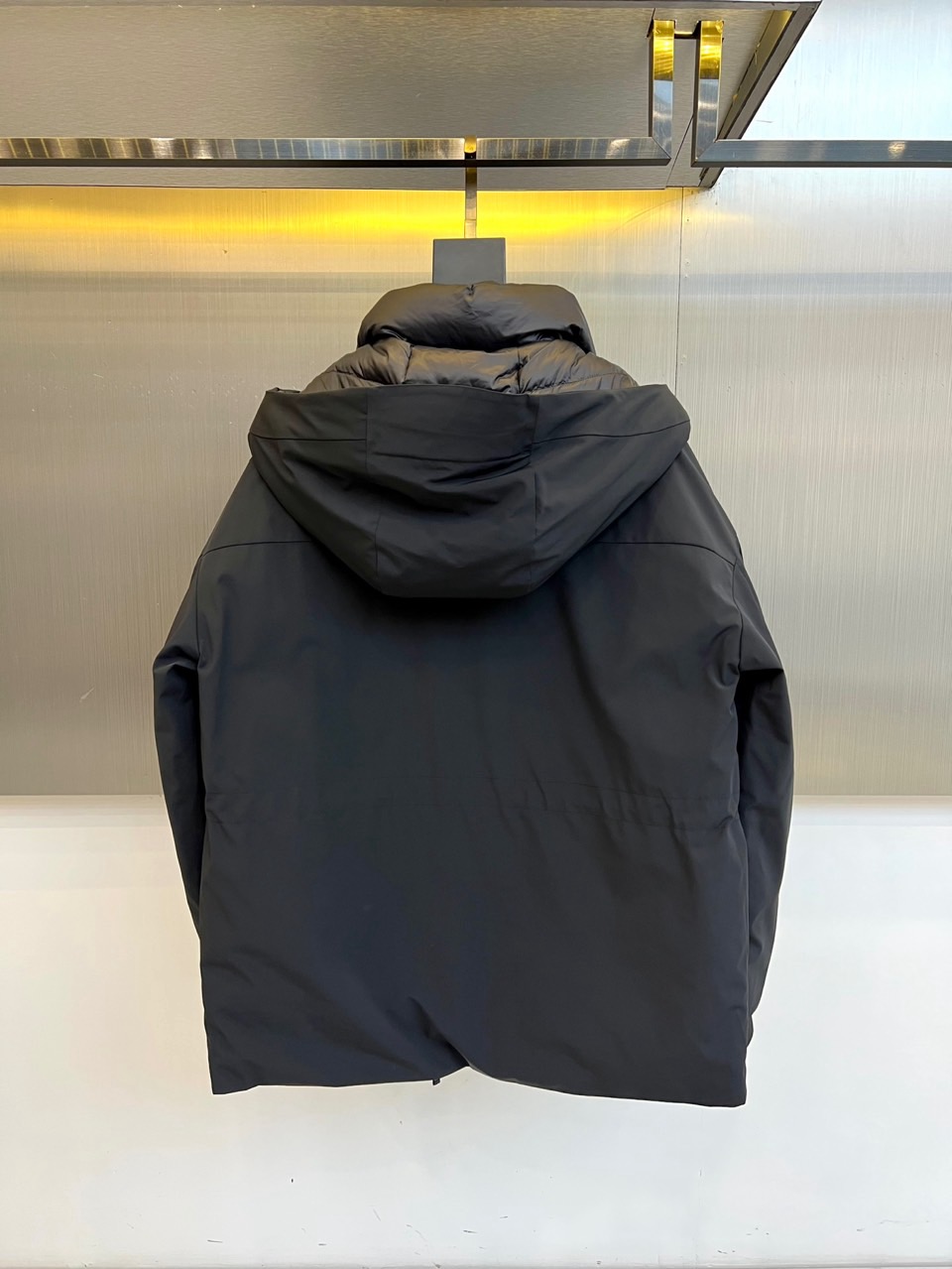 Mon蒙口（纯鹅绒）、2025秋冬新款羽绒服，连帽设计搭配两侧可调节黑色抽绳，兼顾实用功能与流畅轮廓。衣