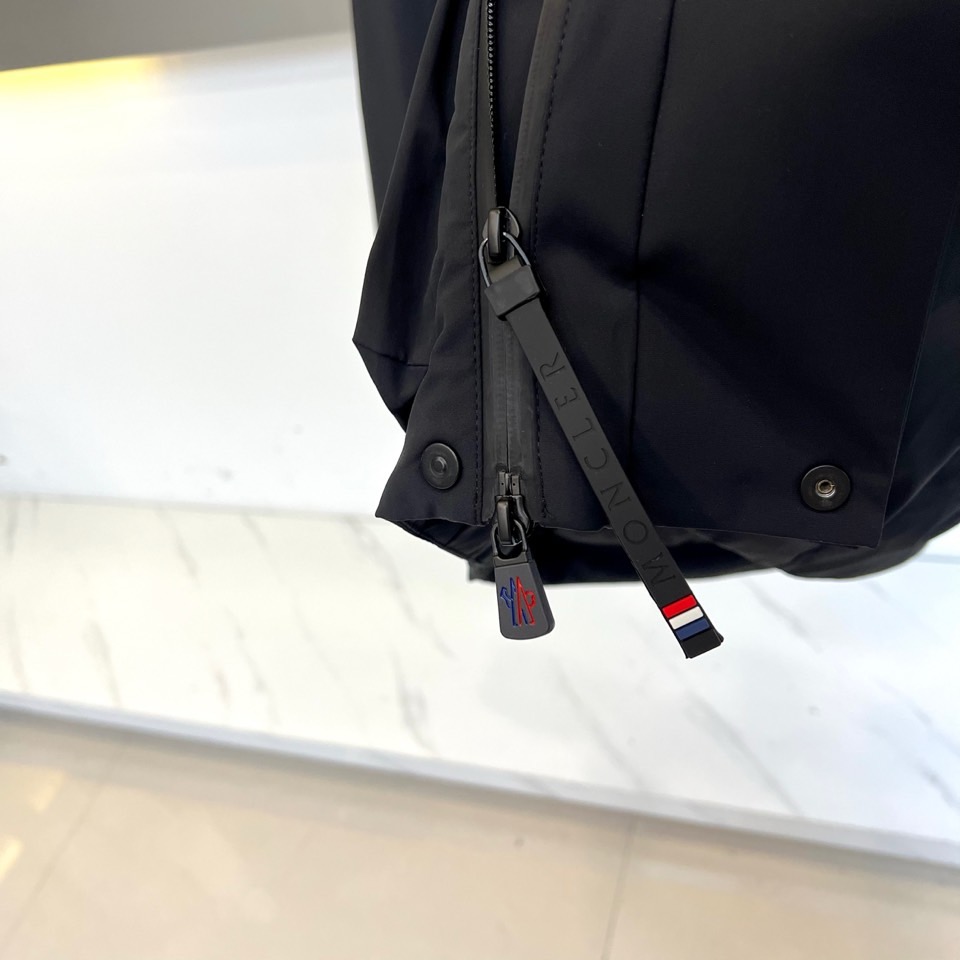 Mon蒙口（纯鹅绒）、2025秋冬新款羽绒服，连帽设计搭配两侧可调节黑色抽绳，兼顾实用功能与流畅轮廓。衣