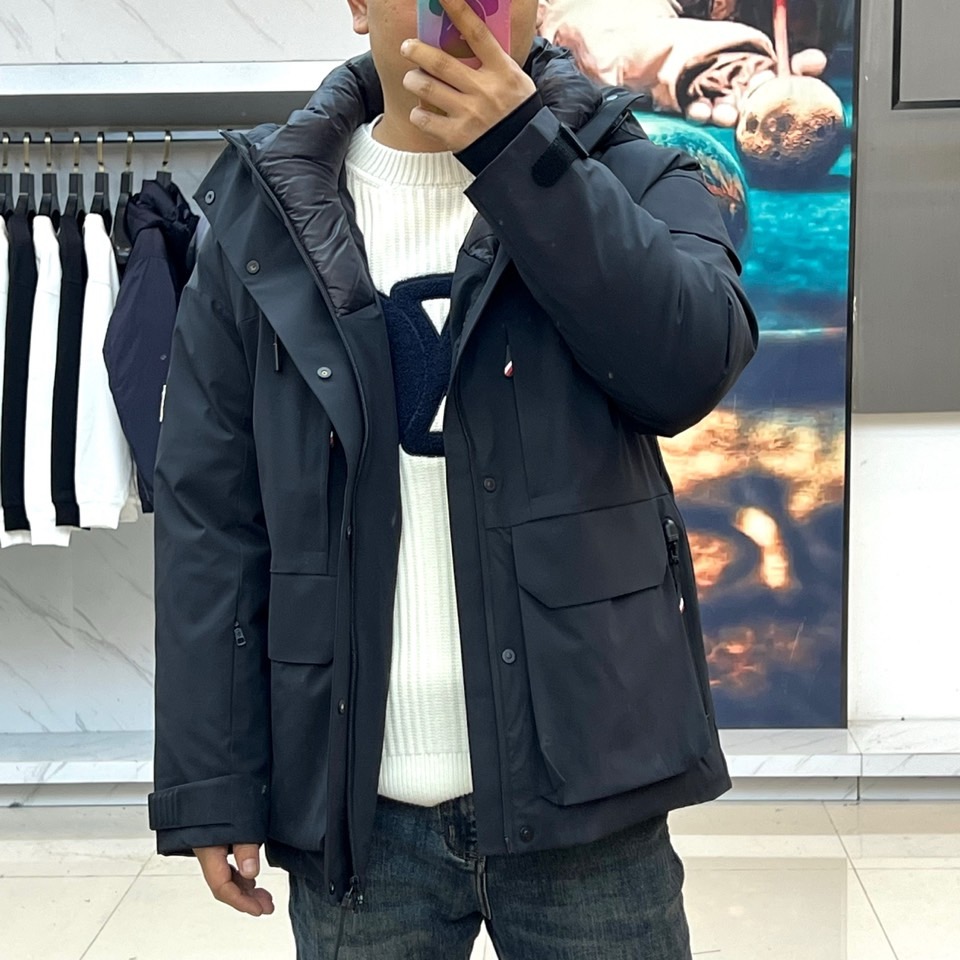 Mon蒙口（纯鹅绒）、2025秋冬新款羽绒服，连帽设计搭配两侧可调节黑色抽绳，兼顾实用功能与流畅轮廓。衣