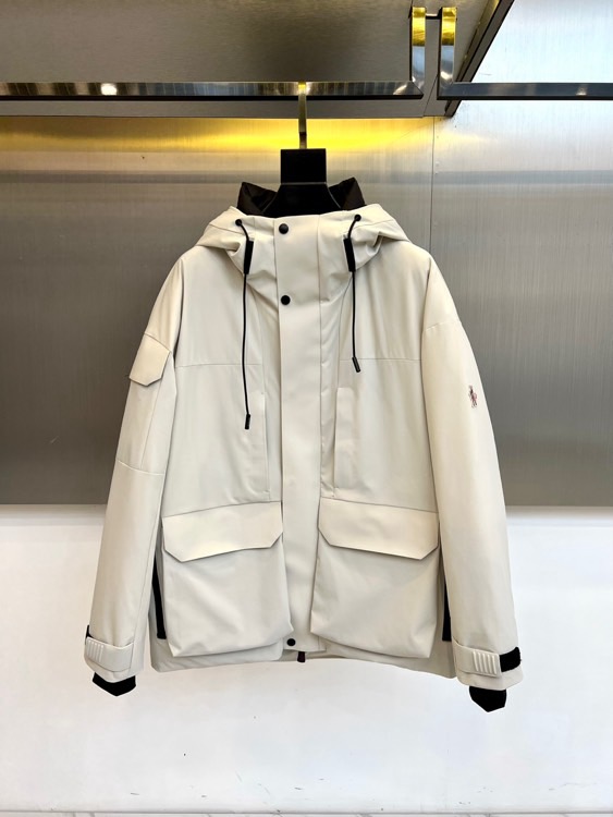 Mon蒙口（纯鹅绒）、2025秋冬新款羽绒服，连帽设计搭配两侧可调节黑色抽绳，兼顾实用功能与流畅轮廓。衣