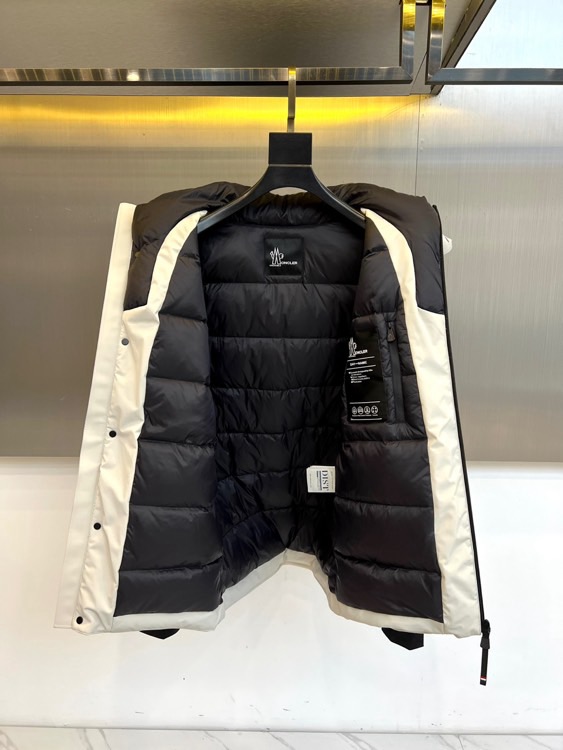 Mon蒙口（纯鹅绒）、2025秋冬新款羽绒服，连帽设计搭配两侧可调节黑色抽绳，兼顾实用功能与流畅轮廓。衣