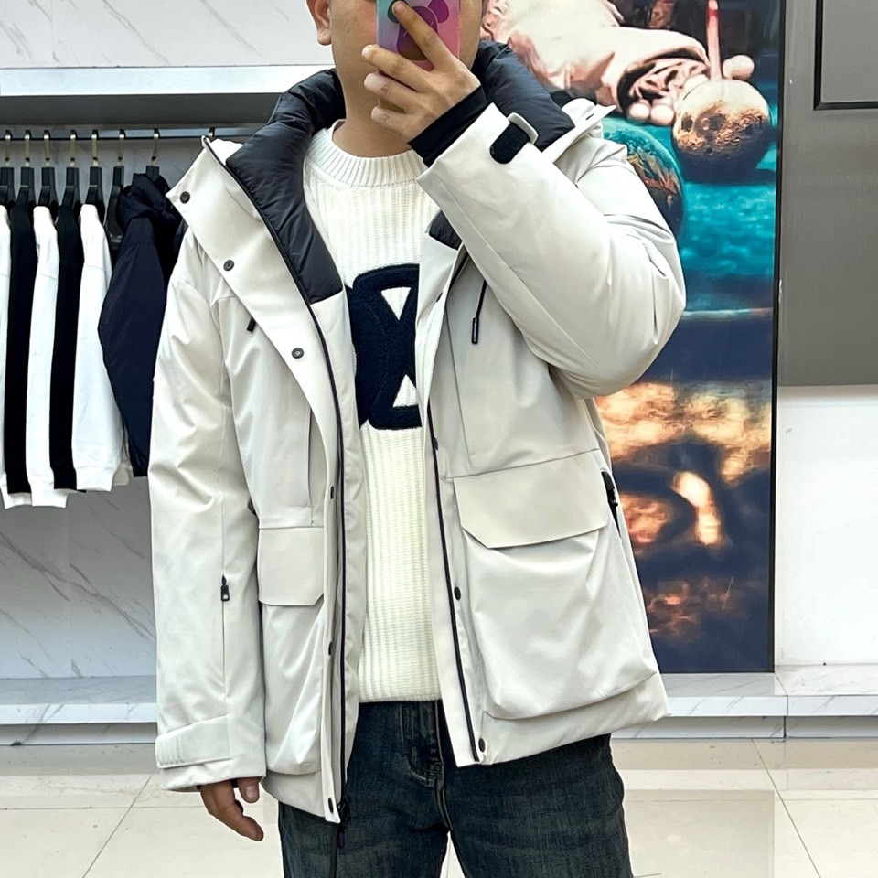 Mon蒙口（纯鹅绒）、2025秋冬新款羽绒服，连帽设计搭配两侧可调节黑色抽绳，兼顾实用功能与流畅轮廓。衣