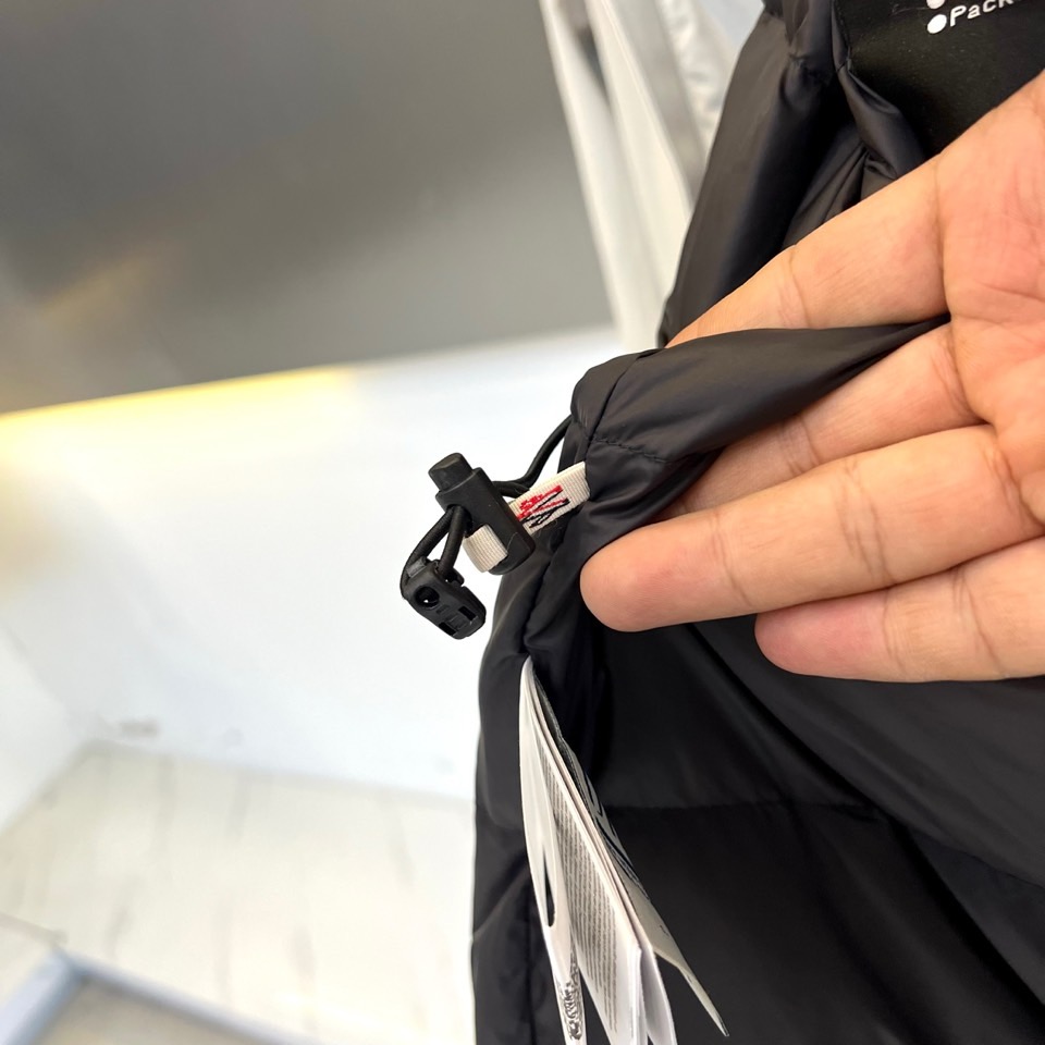 Mon蒙口（纯鹅绒）、2025秋冬新款羽绒服，连帽设计搭配两侧可调节黑色抽绳，兼顾实用功能与流畅轮廓。衣