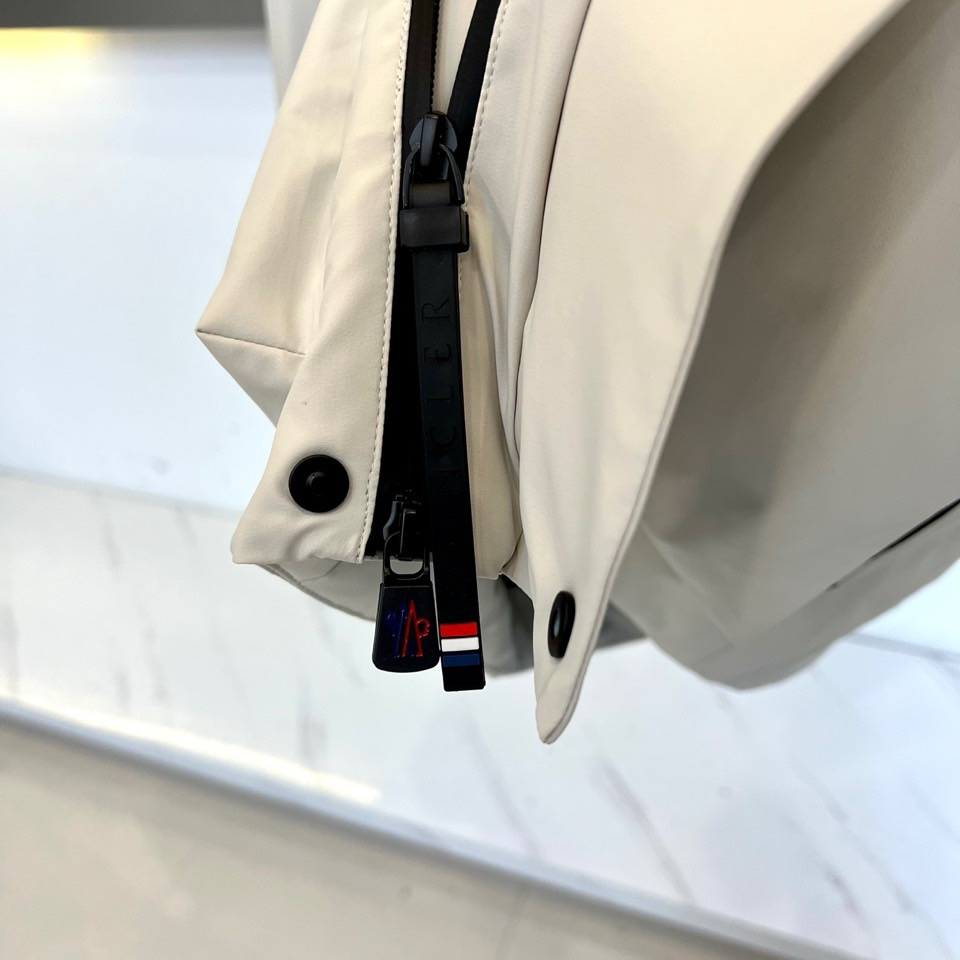 Mon蒙口（纯鹅绒）、2025秋冬新款羽绒服，连帽设计搭配两侧可调节黑色抽绳，兼顾实用功能与流畅轮廓。衣