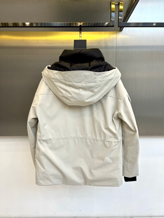 Mon蒙口（纯鹅绒）、2025秋冬新款羽绒服，连帽设计搭配两侧可调节黑色抽绳，兼顾实用功能与流畅轮廓。衣