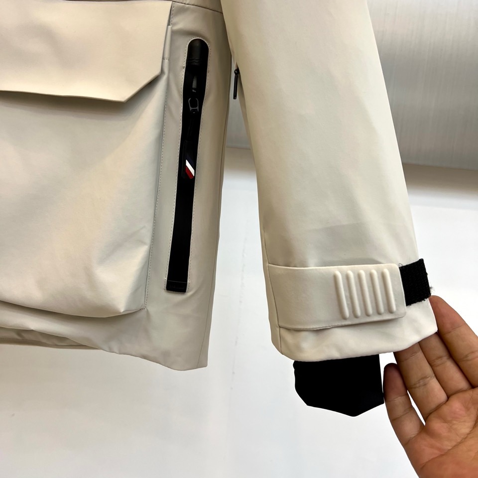 Mon蒙口（纯鹅绒）、2025秋冬新款羽绒服，连帽设计搭配两侧可调节黑色抽绳，兼顾实用功能与流畅轮廓。衣