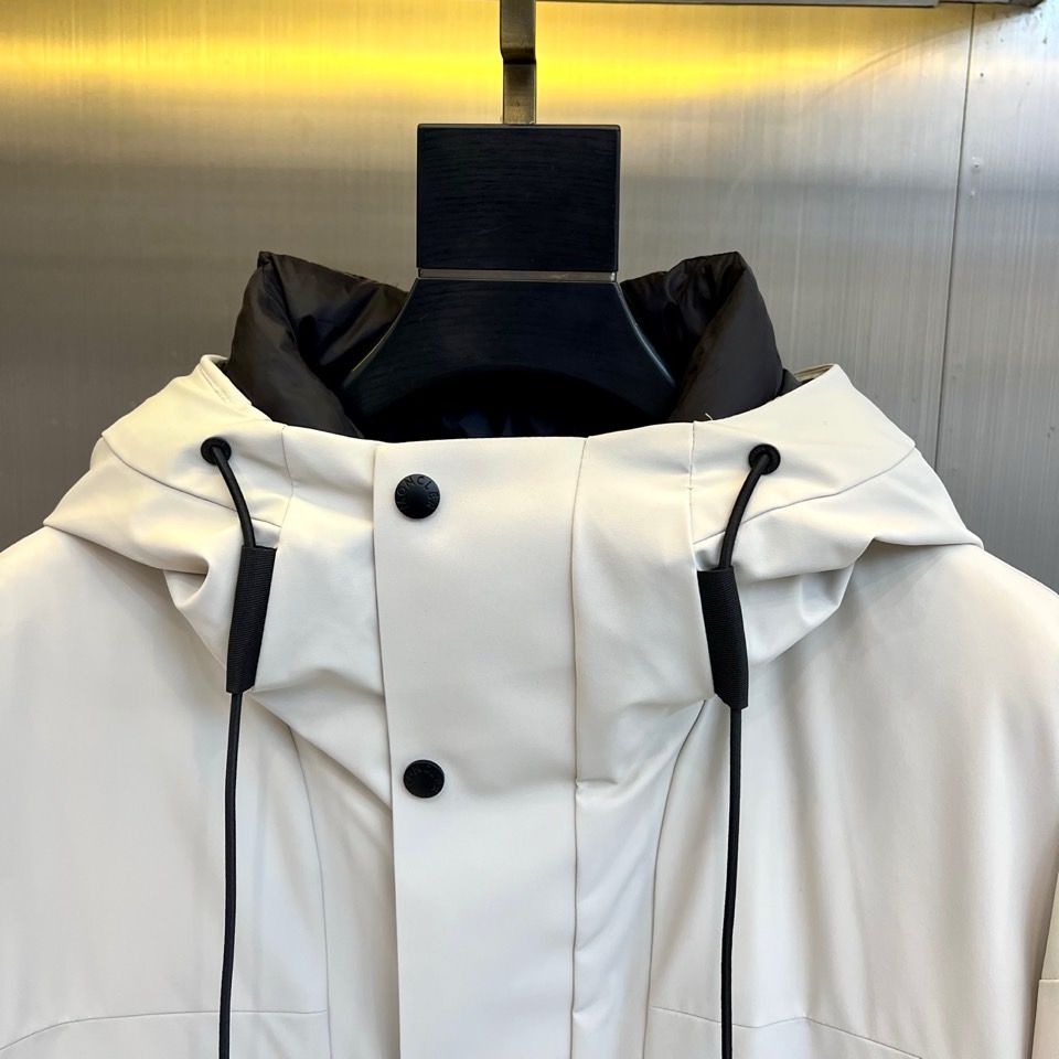 Mon蒙口（纯鹅绒）、2025秋冬新款羽绒服，连帽设计搭配两侧可调节黑色抽绳，兼顾实用功能与流畅轮廓。衣