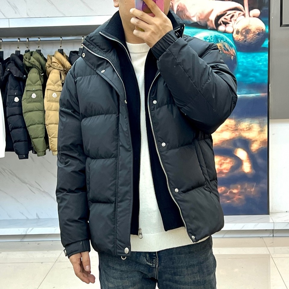 Loro Piana诺悠翩雅、2025秋冬新品重塑经典双领羽绒服。本季新品短款羽绒服，以极具质感的军绿色