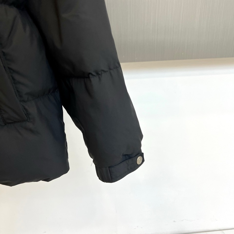 Loro Piana诺悠翩雅、2025秋冬新品重塑经典双领羽绒服。本季新品短款羽绒服，以极具质感的军绿色