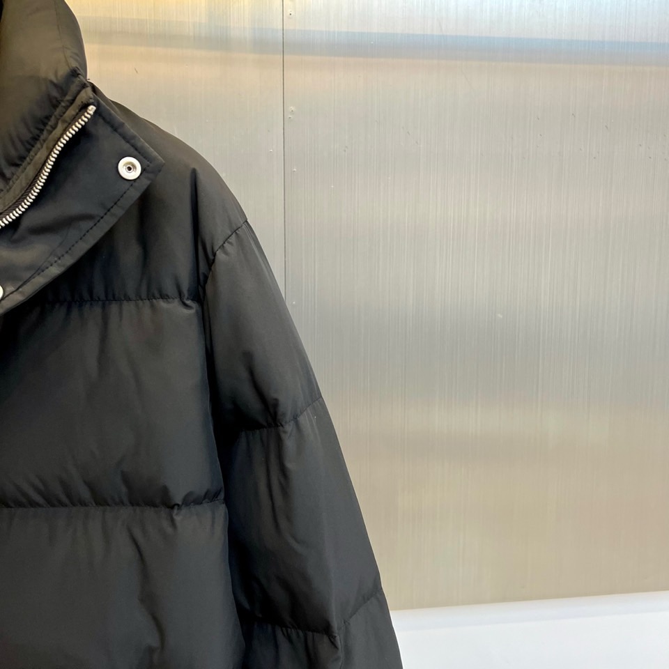 Loro Piana诺悠翩雅、2025秋冬新品重塑经典双领羽绒服。本季新品短款羽绒服，以极具质感的军绿色