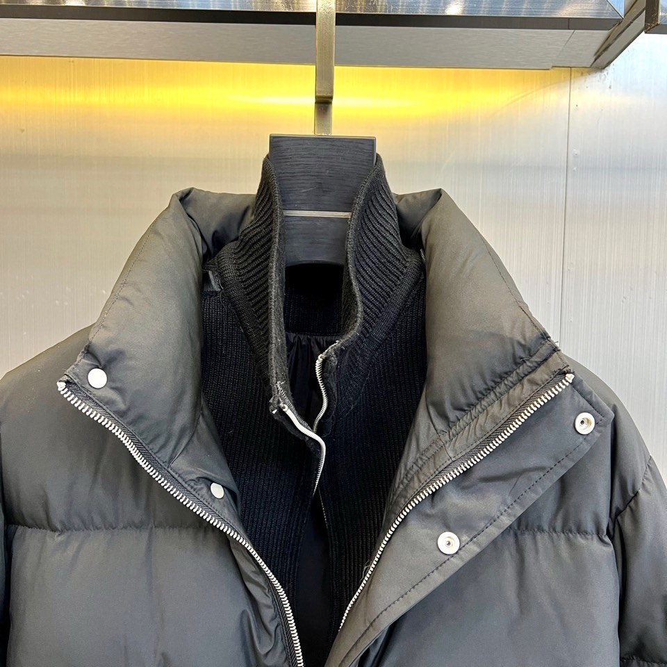 Loro Piana诺悠翩雅、2025秋冬新品重塑经典双领羽绒服。本季新品短款羽绒服，以极具质感的军绿色