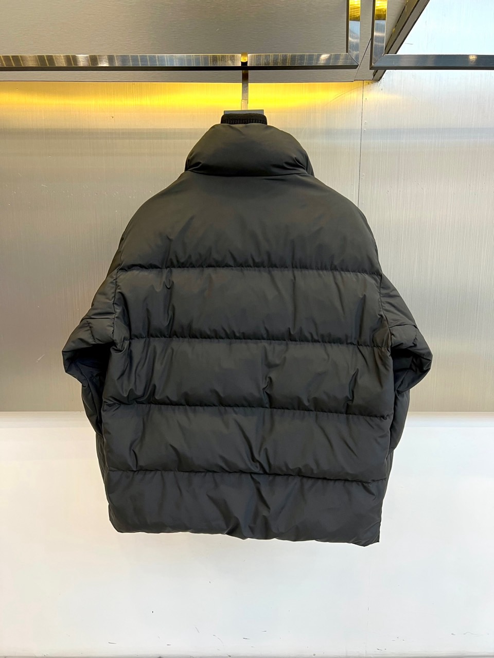 Loro Piana诺悠翩雅、2025秋冬新品重塑经典双领羽绒服。本季新品短款羽绒服，以极具质感的军绿色