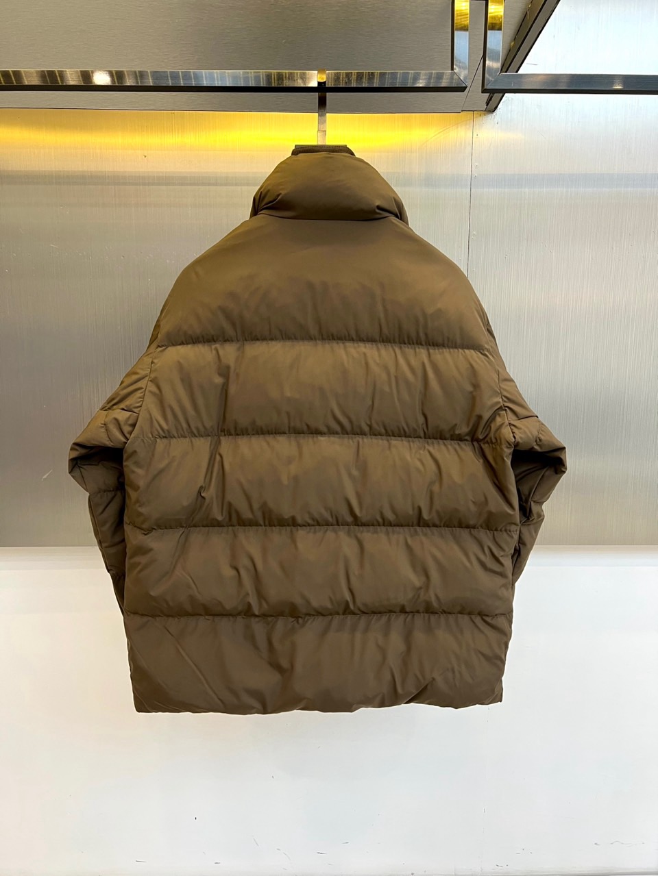 Loro Piana诺悠翩雅、2025秋冬新品重塑经典双领羽绒服。本季新品短款羽绒服，以极具质感的军绿色