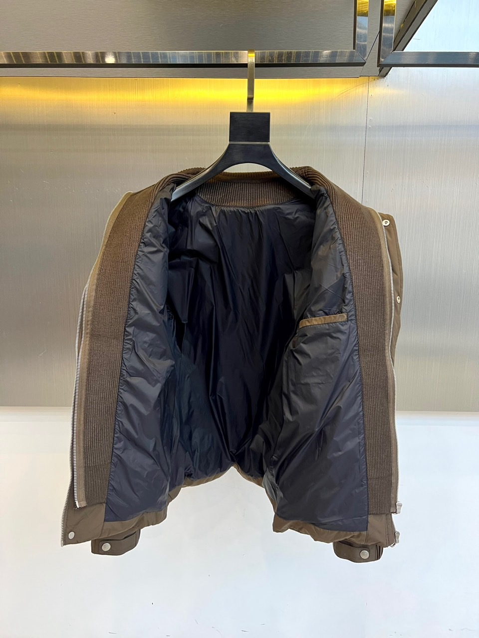 Loro Piana诺悠翩雅、2025秋冬新品重塑经典双领羽绒服。本季新品短款羽绒服，以极具质感的军绿色