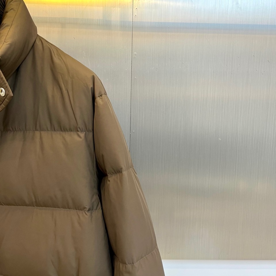 Loro Piana诺悠翩雅、2025秋冬新品重塑经典双领羽绒服。本季新品短款羽绒服，以极具质感的军绿色