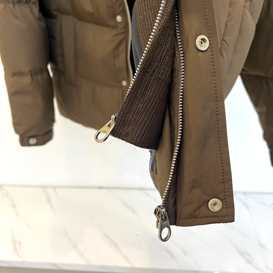 Loro Piana诺悠翩雅、2025秋冬新品重塑经典双领羽绒服。本季新品短款羽绒服，以极具质感的军绿色