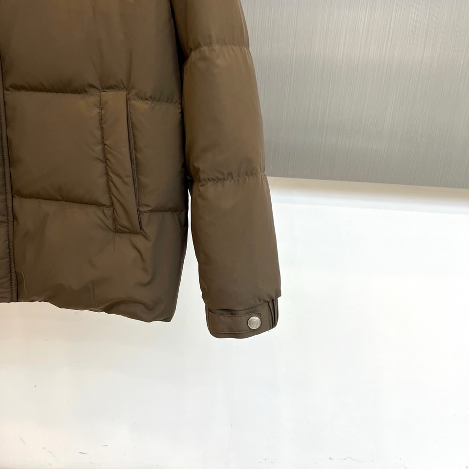 Loro Piana诺悠翩雅、2025秋冬新品重塑经典双领羽绒服。本季新品短款羽绒服，以极具质感的军绿色