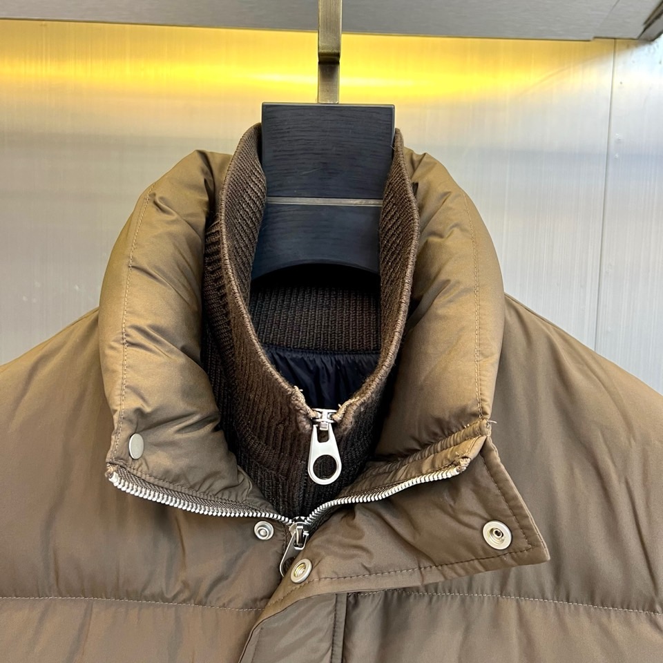 Loro Piana诺悠翩雅、2025秋冬新品重塑经典双领羽绒服。本季新品短款羽绒服，以极具质感的军绿色