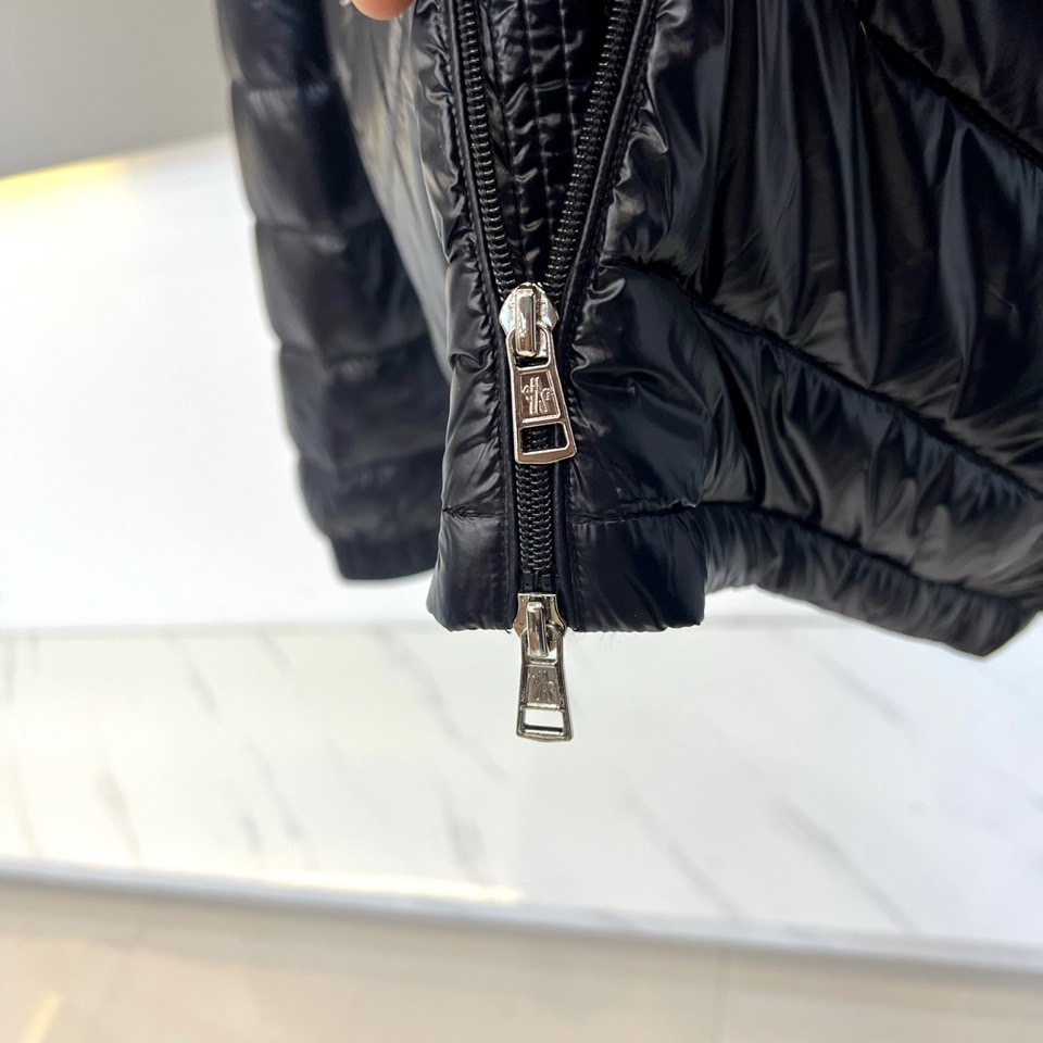 Mon蒙口、2025秋冬新品黑色羽绒服，以经典黑色演绎从高山到都市的极简奢华美学。款式采用利落立领设计，