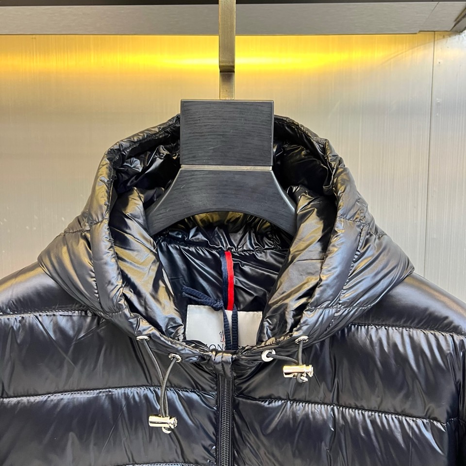 Mon蒙口、2025秋冬新品黑色羽绒服，以经典黑色演绎从高山到都市的极简奢华美学。款式采用利落立领设计，