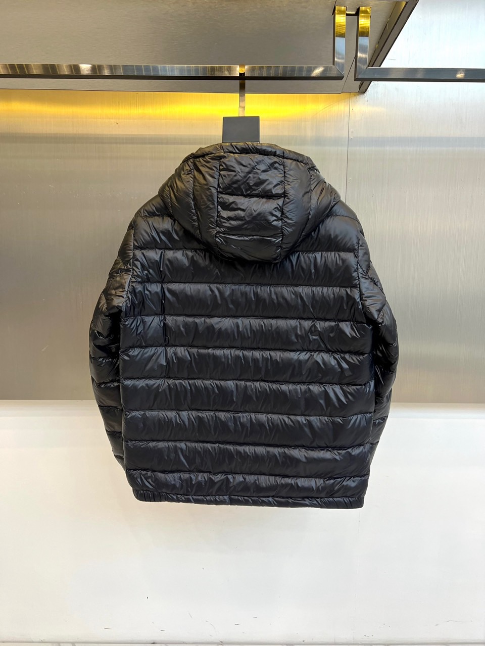 Mon蒙口、2025秋冬新品黑色羽绒服，以经典黑色演绎从高山到都市的极简奢华美学。款式采用利落立领设计，