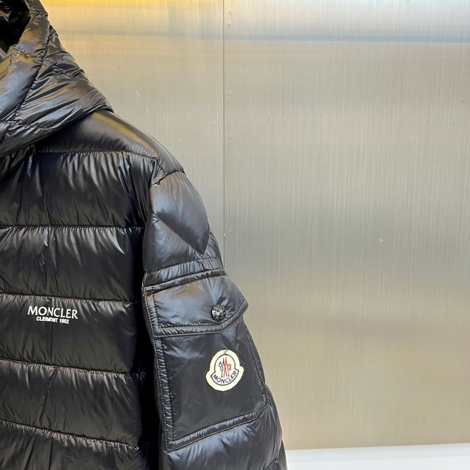 Mon蒙口、2025秋冬新品黑色羽绒服，以经典黑色演绎从高山到都市的极简奢华美学。款式采用利落立领设计，