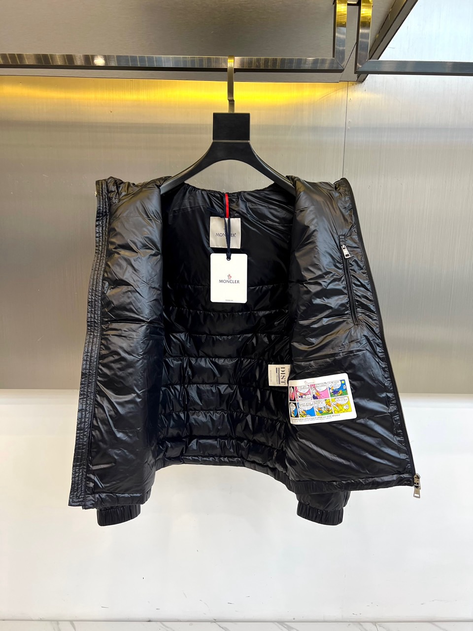 Mon蒙口、2025秋冬新品黑色羽绒服，以经典黑色演绎从高山到都市的极简奢华美学。款式采用利落立领设计，