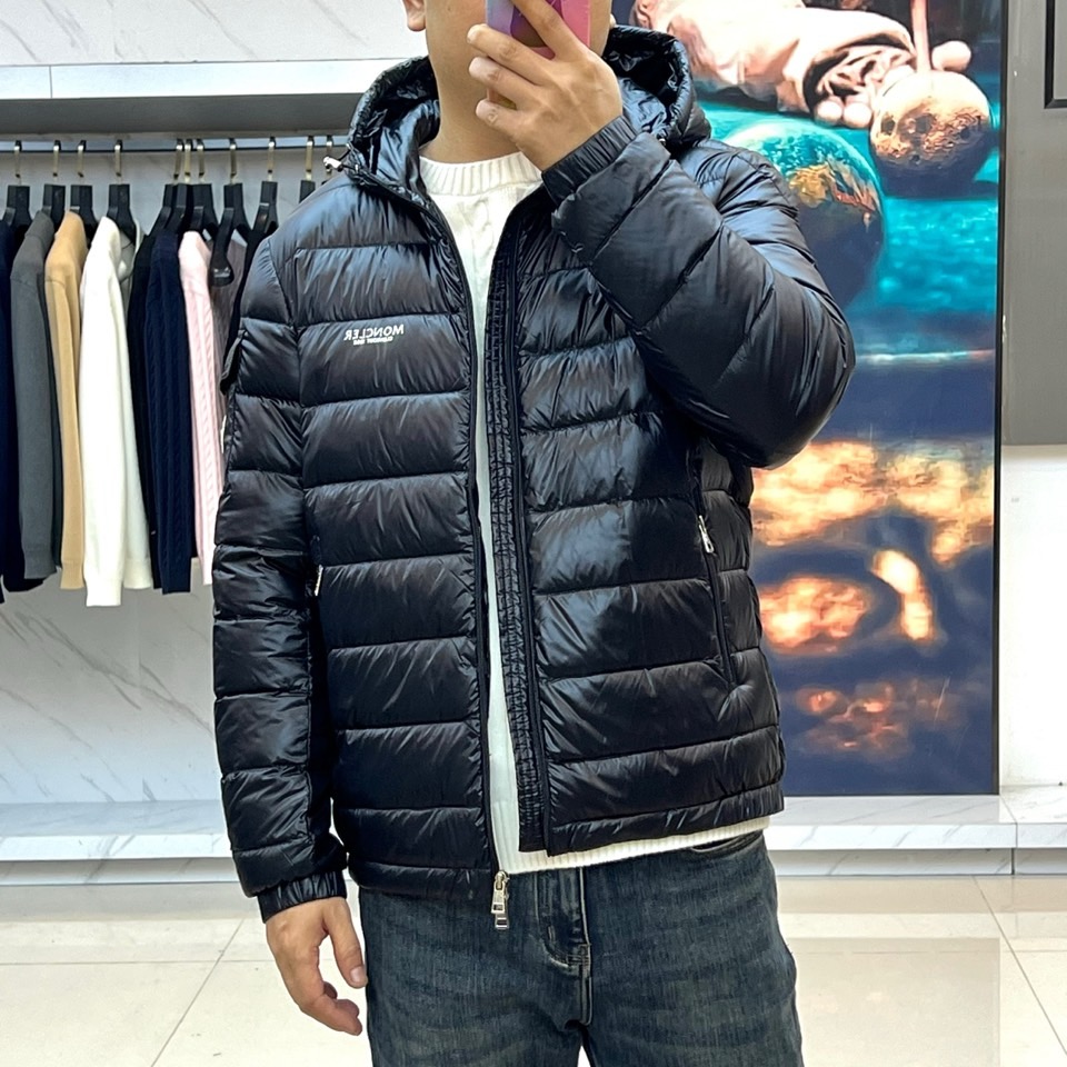 Mon蒙口、2025秋冬新品黑色羽绒服，以经典黑色演绎从高山到都市的极简奢华美学。款式采用利落立领设计，