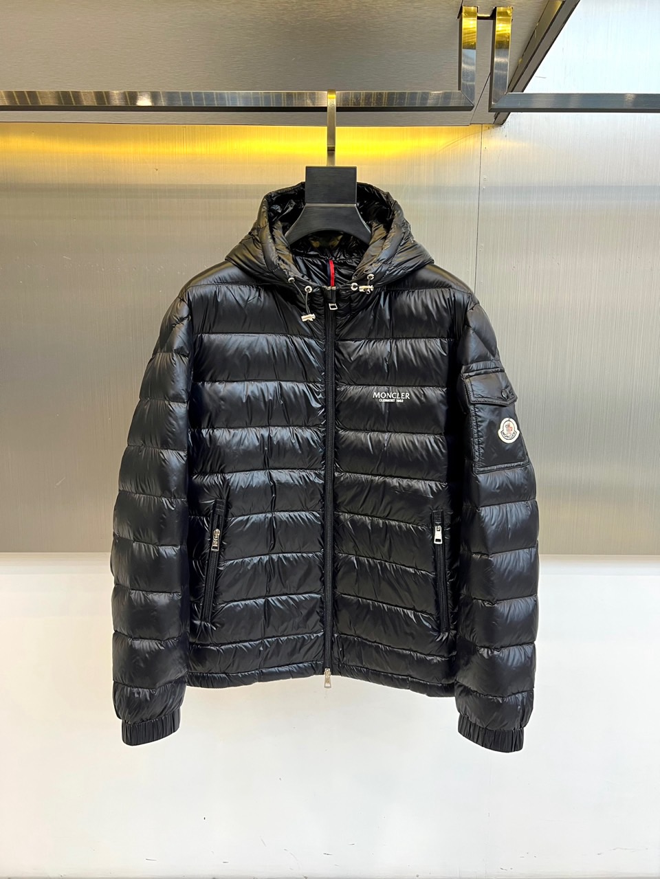 Mon蒙口、2025秋冬新品黑色羽绒服，以经典黑色演绎从高山到都市的极简奢华美学。款式采用利落立领设计，