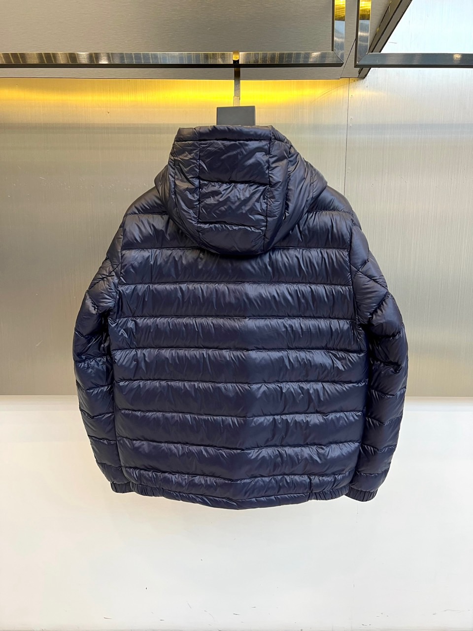 Mon蒙口、2025秋冬新品黑色羽绒服，以经典黑色演绎从高山到都市的极简奢华美学。款式采用利落立领设计，