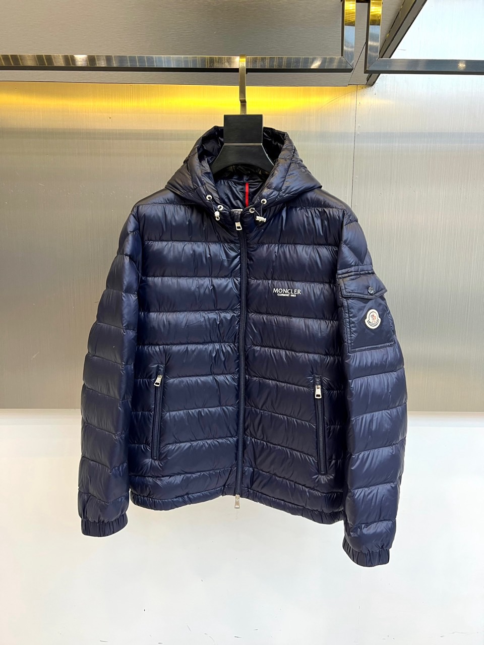 Mon蒙口、2025秋冬新品黑色羽绒服，以经典黑色演绎从高山到都市的极简奢华美学。款式采用利落立领设计，