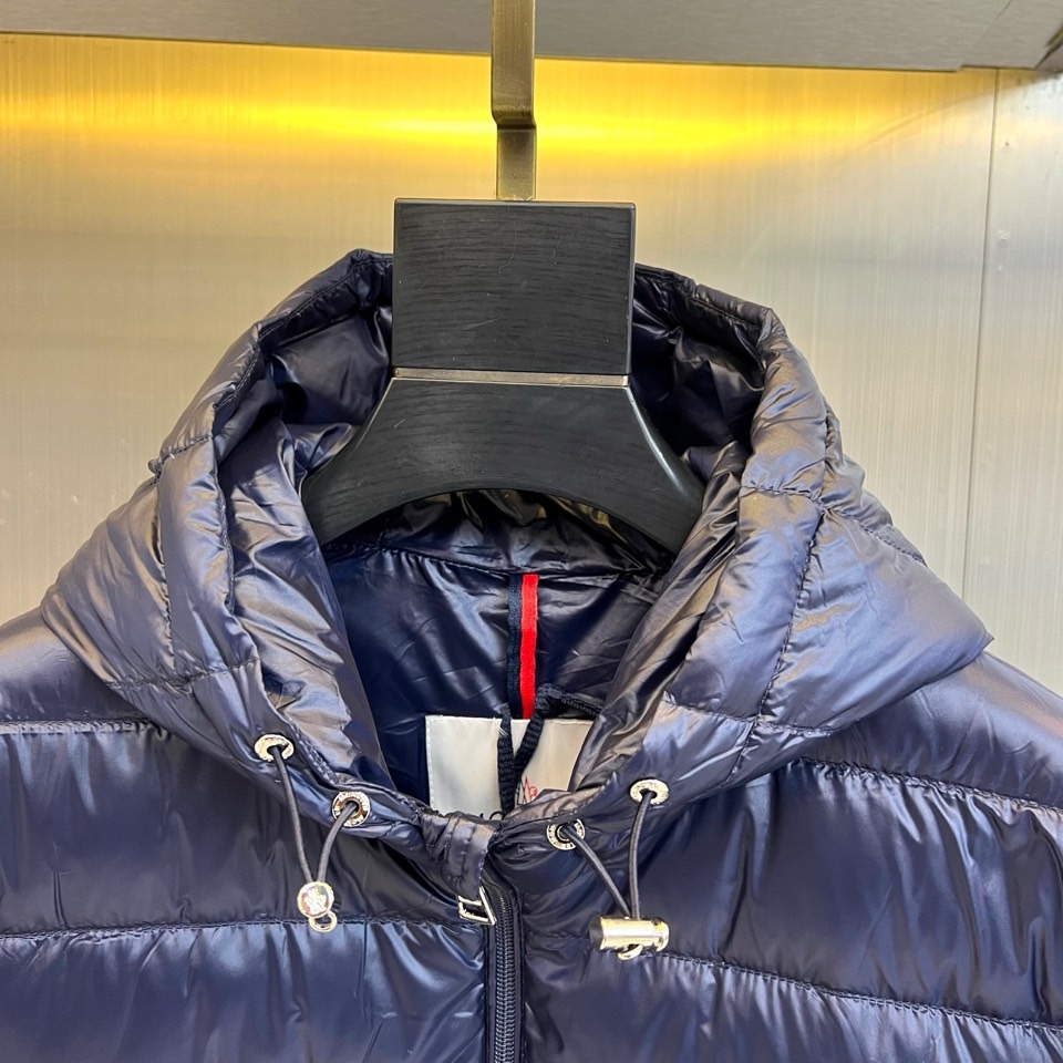 Mon蒙口、2025秋冬新品黑色羽绒服，以经典黑色演绎从高山到都市的极简奢华美学。款式采用利落立领设计，