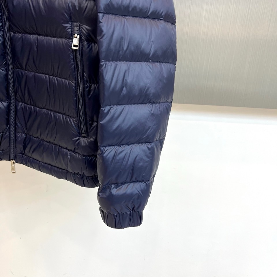 Mon蒙口、2025秋冬新品黑色羽绒服，以经典黑色演绎从高山到都市的极简奢华美学。款式采用利落立领设计，