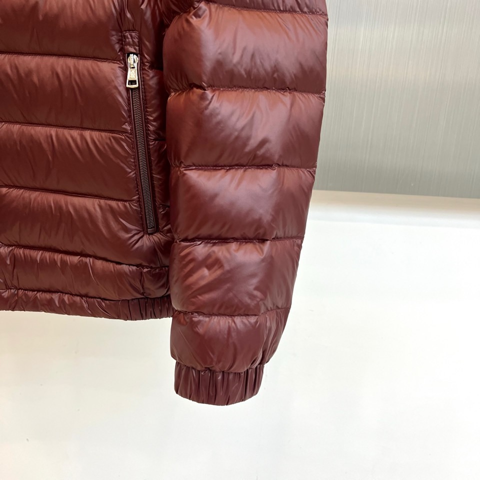 Mon蒙口、2025秋冬新品黑色羽绒服，以经典黑色演绎从高山到都市的极简奢华美学。款式采用利落立领设计，