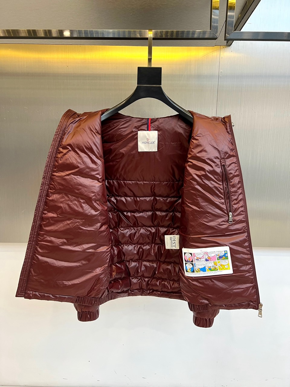 Mon蒙口、2025秋冬新品黑色羽绒服，以经典黑色演绎从高山到都市的极简奢华美学。款式采用利落立领设计，