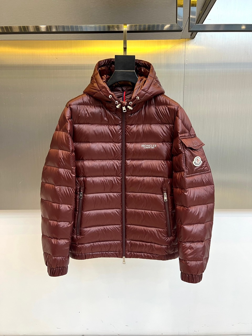 Mon蒙口、2025秋冬新品黑色羽绒服，以经典黑色演绎从高山到都市的极简奢华美学。款式采用利落立领设计，