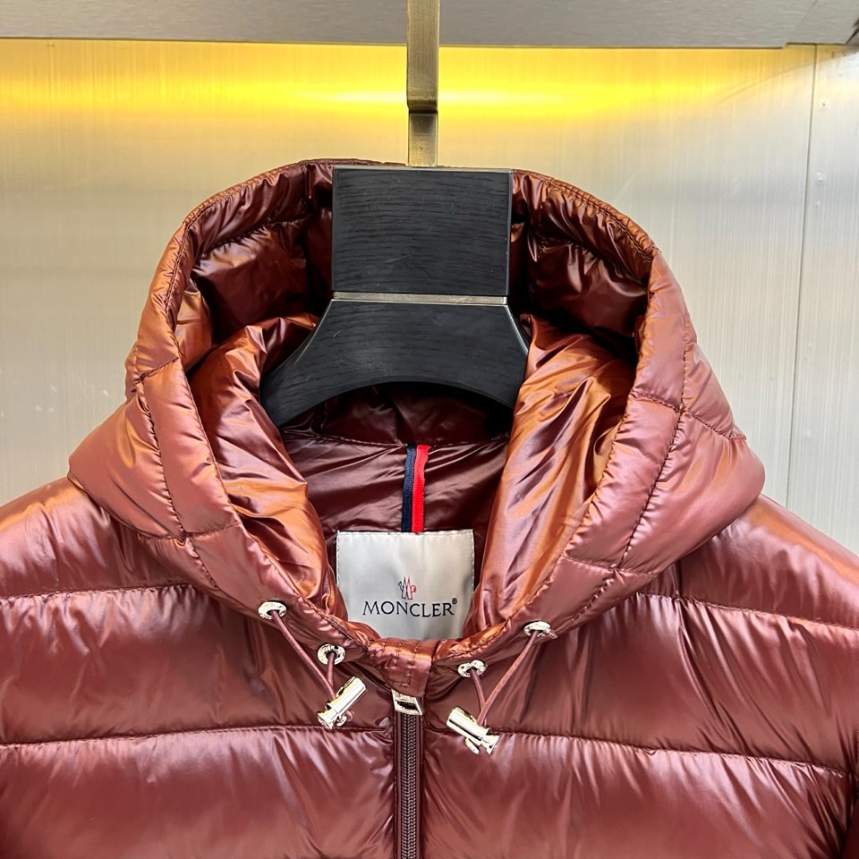 Mon蒙口、2025秋冬新品黑色羽绒服，以经典黑色演绎从高山到都市的极简奢华美学。款式采用利落立领设计，